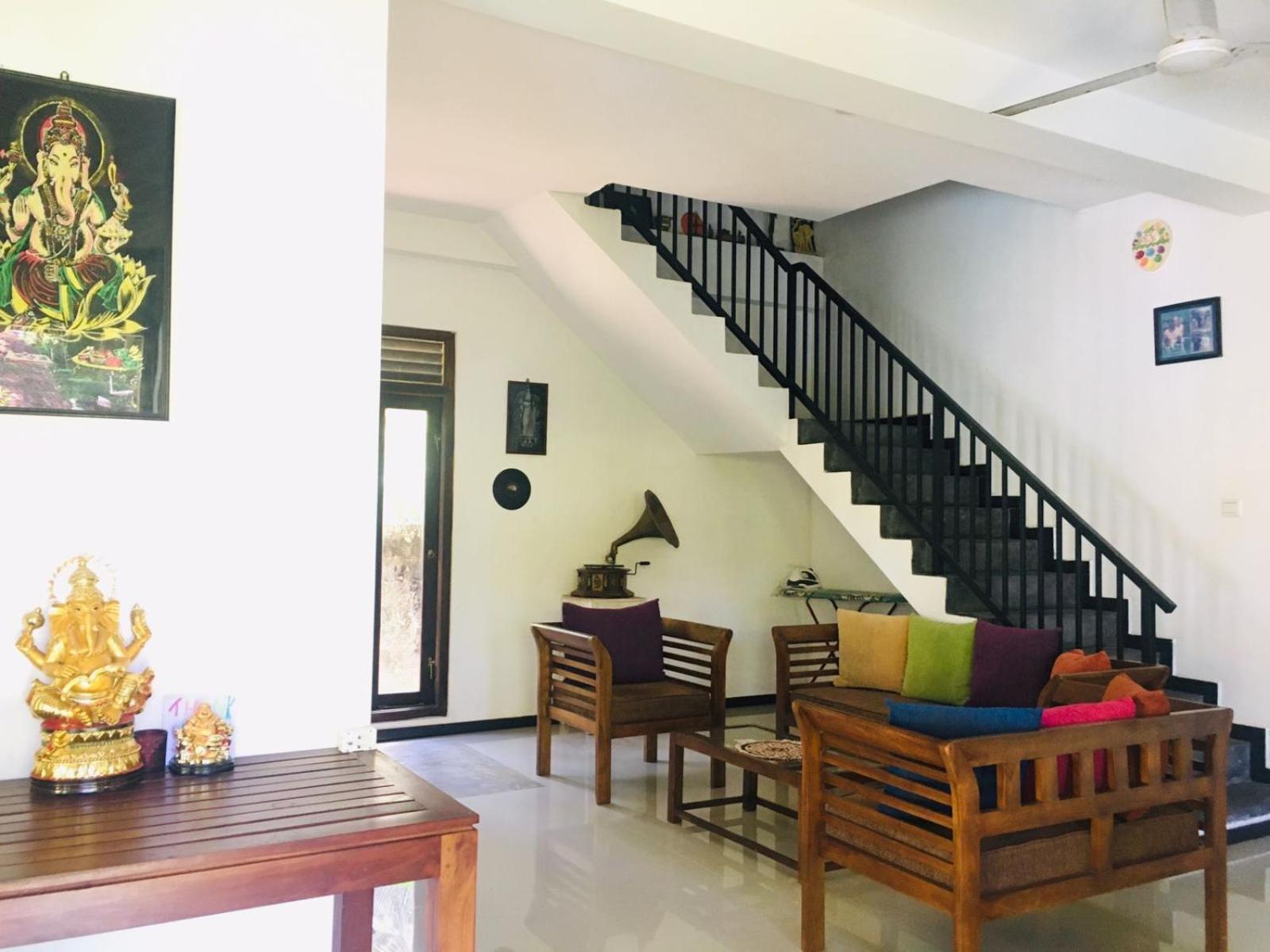 Om Villa Hikkaduwa Exterior photo