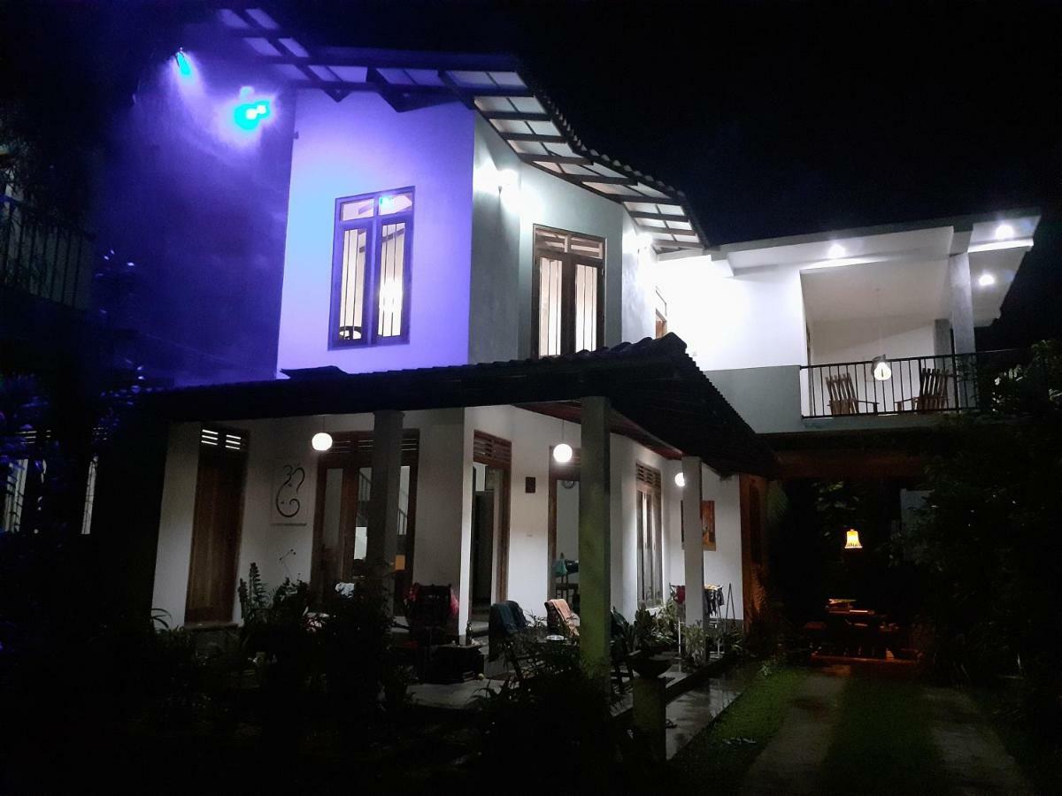 Om Villa Hikkaduwa Exterior photo
